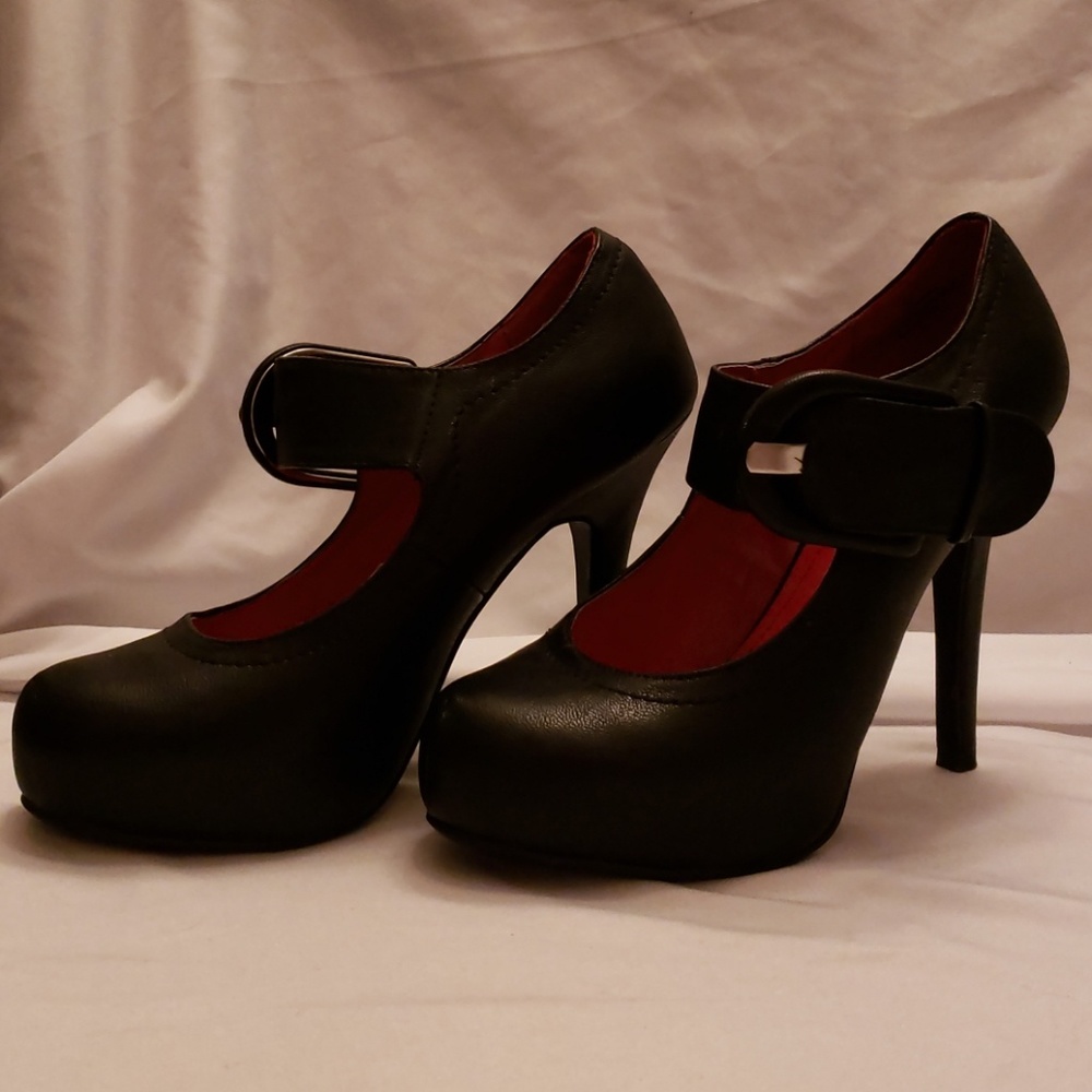 Madeline stuart, black and red heel